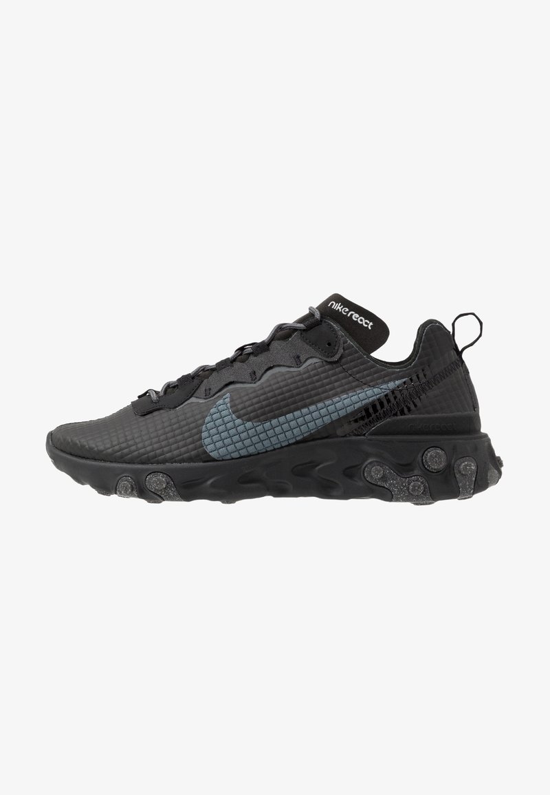 Nike React-sneakers i svart med en texturerad ovandel, grå accenter och en chunky sula med synliga dämpningskuddar.