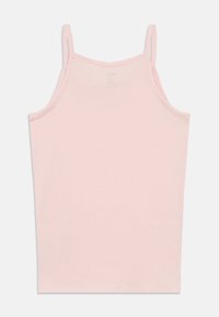 Jasnoróżowy bezrękawnik z cienkimi ramiączkami, położony na białym tle.