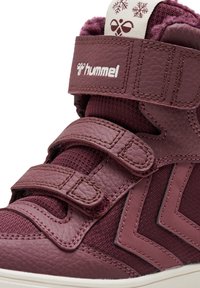 Sneaker alto color bordeaux realizzato in pelle testurizzata e tessuto, dotato di due cinturini in Velcro e una linguetta decorata con motivi di fiocchi di neve.