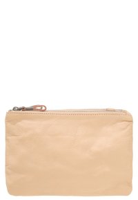 Persikofärgad läderpouch med texturerad yta, rektangulär form och dragkedjestängning upptill. Har en liten tygdragflik.