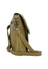 Borsa a tracolla compatta in pelle verde oliva con tracolla regolabile, chiusura a patta e gancio metallico su sfondo bianco.