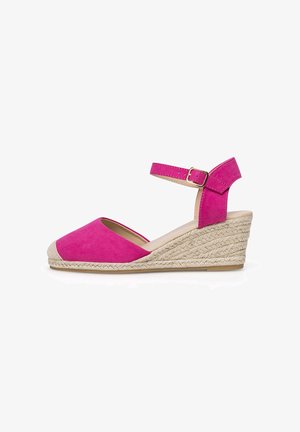 Rosa Wildleder-Wedges mit Keilabsatz und Espadrilles-Sohle aus geflochtenem Juteseil, mit Knöchelriemen, geschlossenem Zehenbereich und goldener Schnalle.