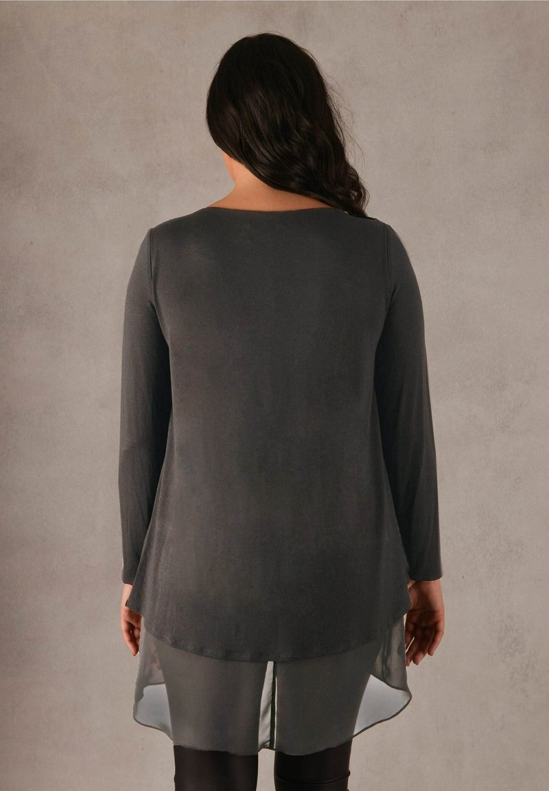 Maglia a maniche lunghe con scollatura rotonda, in tessuto grigio scuro e orlo trasparente. Texture morbida, con una vestibilità leggermente rilassata.