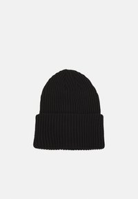 Gorro preto de malha com textura canelada, apresentando uma aba dobrada e um topo ligeiramente arredondado. O material parece macio e elástico.