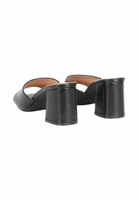 Mule nere con tacco alto, in pelle liscia, design aperto sul retro e tacco robusto. L'interno presenta un rivestimento morbido di colore chiaro.