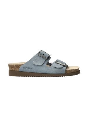 Sandale mule en daim bleu clair avec deux boucles métalliques réglables, semelle intérieure en liège et semelle extérieure en caoutchouc marron, vue de côté.