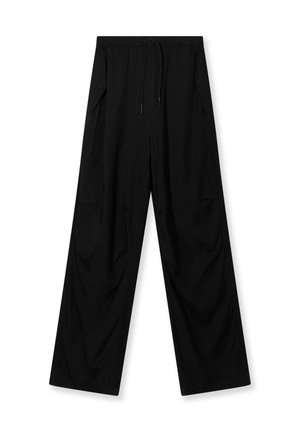 Pantaloni neri a gamba larga in tessuto morbido, con cintura elasticizzata e cordoncino, e due tasche laterali.