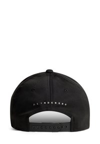 Svart baseballkeps med en strukturerad skärm och justerbart plastband. Varumärket "J.Lindberg" är tryckt i vitt på baksidan.