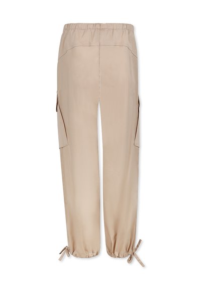 Pantaloni cargo beige con fondo regolabile con cordoncino, vita elastica, tasche laterali e tessuto liscio e leggero. Vista dal retro.