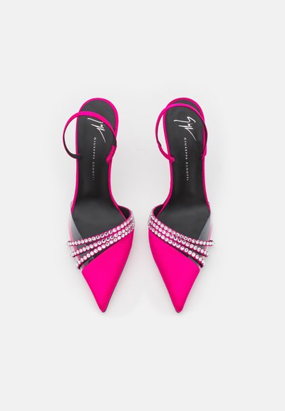Sapatos de salto slingback em cetim rosa-chiclete, com biqueiras pontiagudas e ornamentações de strass na parte da frente. Palmilha preta com logótipo.