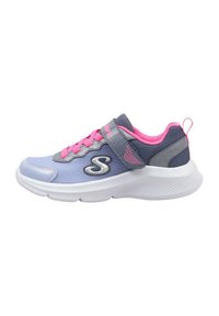 Zapatillas deportivas con una parte superior de malla azul claro, acentos grises, cordones de color rosa brillante y una correa de Velcro; suela de goma blanca acolchada.
