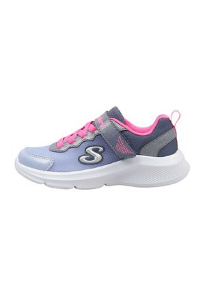 Chaussures de sport avec une tige en maille bleu clair, des accents gris, des lacets rose vif et une sangle Velcro ; semelle en caoutchouc blanc rembourrée.
