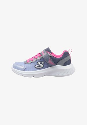 Zapatillas deportivas con una parte superior de malla azul claro, acentos grises, cordones de color rosa brillante y una correa de Velcro; suela de goma blanca acolchada.