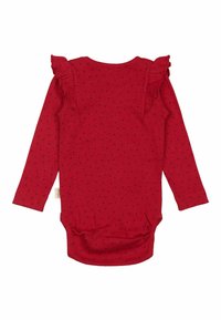 Piros, hosszú ujjú bodysuit fodros vállrészekkel, apró fekete pöttyös textúrával. Simább anyag, amely szoros illeszkedésű.
