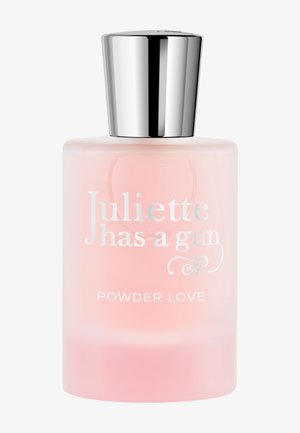 Flacon de parfum en verre rose avec un capuchon argenté. Présente un texte blanc : "Juliette has a gun" et "POWDER LOVE". Surface lisse avec un léger dégradé.