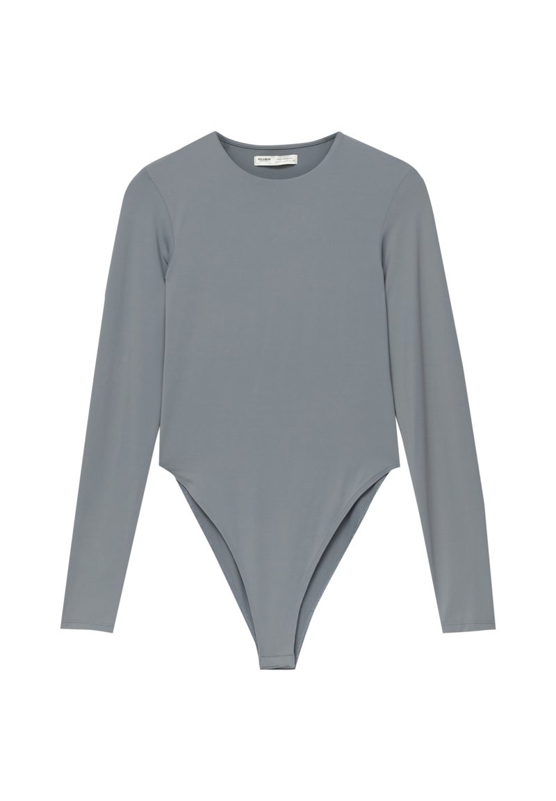 Body a maniche lunghe di colore grigio chiaro, con scollo rotondo e aperture sulle gambe alte, esposto in piano su uno sfondo bianco.