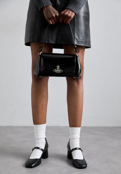 Vivienne Westwood HAZEL MEDIUM HANDBAG - Geantă de mână - black