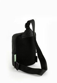 Schwarze Schultertasche mit Reißverschluss, aus Nylon-Mesh und glattem Stoff gefertigt. Verfügt über einen verstellbaren Schultergurt und eine Seitentasche.