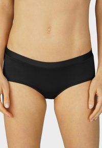 Czarne bawełniane majtki typu hipster z szerokim elastycznym paskiem, prążkowanym teksturą oraz płaskimi szwami dla komfortu i gładkiego dopasowania.