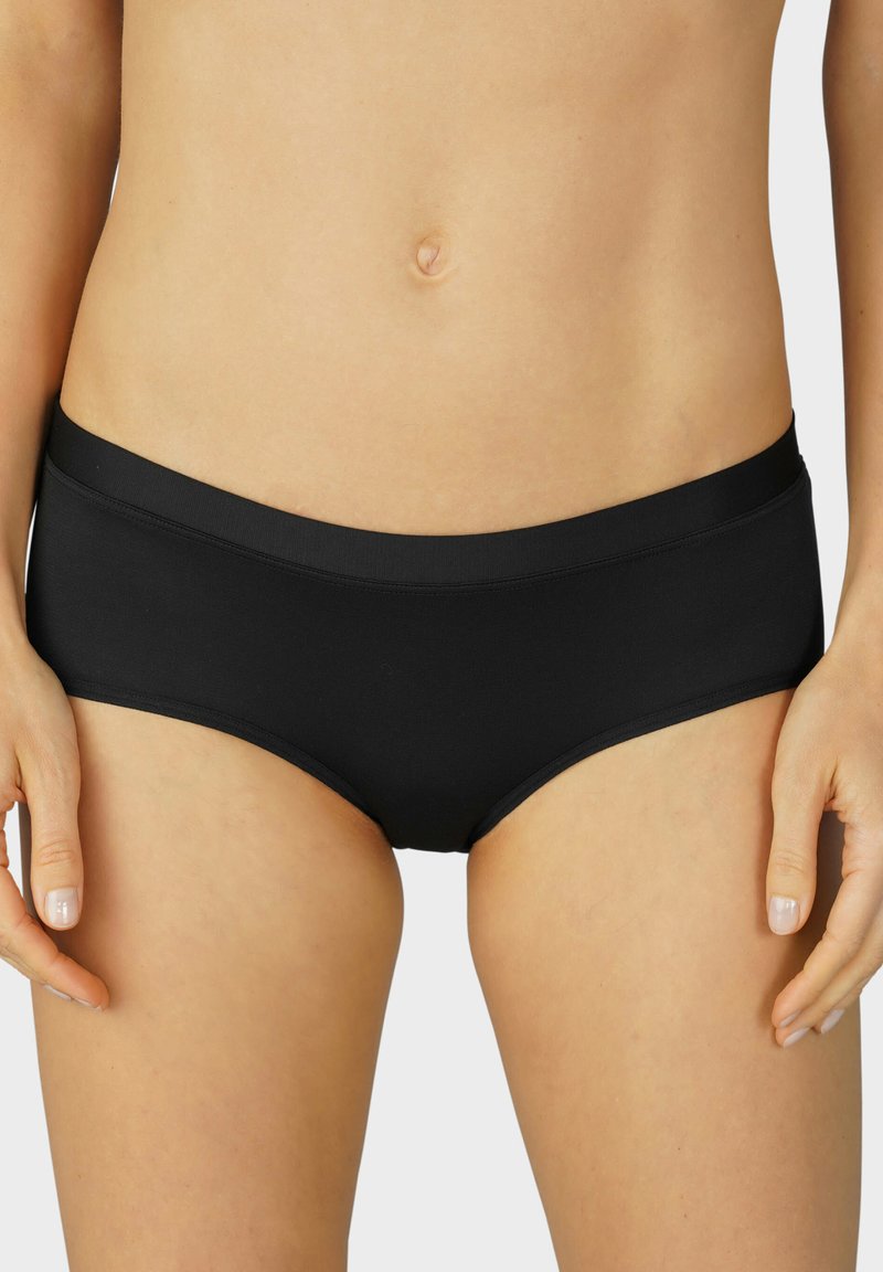 Czarne bawełniane majtki typu hipster z szerokim elastycznym paskiem, prążkowanym teksturą oraz płaskimi szwami dla komfortu i gładkiego dopasowania.