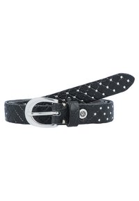 Cinturón de cuero negro acolchado con tachuelas plateadas, una hebilla de metal y un acento de logotipo. Diseño plano con una textura suave y extremo en punta.