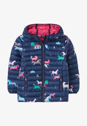 Foret navy jakke med hætte, prydet med farverige hest- og træmønstre. Lynlås foran med kontrastfuldt lyserødt for og detaljer.