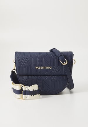 Marineblå Valentino crossbody-taske med præget logomønster, guldfarvet hardware, justerbar rem og aftagelig bred stofskulderrem med striber.