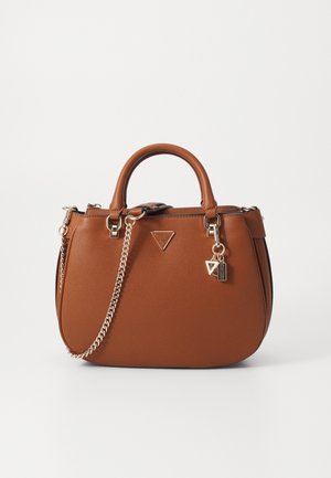 Borsa a tracolla in pelle marrone con una forma strutturata, manici superiori doppi, tracolla in catena dorata e dettagli con logo. Presenta una superficie testurizzata e una chiusura con zip.