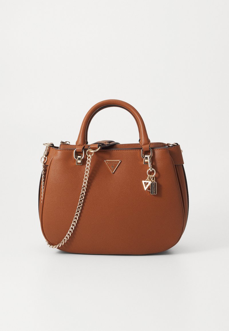 Borsa a tracolla in pelle marrone con una forma strutturata, manici superiori doppi, tracolla in catena dorata e dettagli con logo. Presenta una superficie testurizzata e una chiusura con zip.