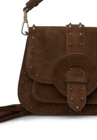 Brązowa torebka typu crossbody z zamszu z akcentami w postaci ćwieków, okrągłym klapą i paskiem. Posiada wyraźne przeszycia i metalowe wykończenia.