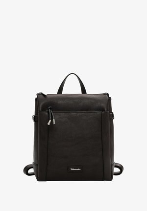 Der schwarze Leder-Rucksack hat eine rechteckige Form, einen oberen Griff und verstellbare Riemen. Bemerkenswerte Details sind die silbernen Beschläge und die Fronttasche.