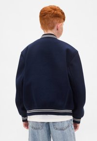 GAP KIDS VARSITY LOGO BOMBER JACKET - Bomber stiliaus striukė - tapestry navy