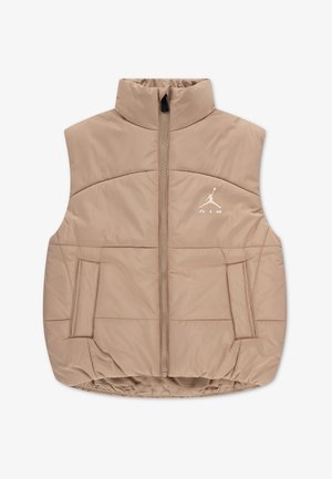 Beige ærmeløs polstret vest med lynlås foran, to sidelommer, høj krave og hvidt Jordan Air-logo på venstre bryst.