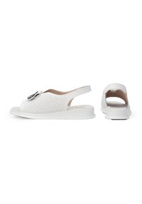 Hvide perforerede sandaler med slingback-design, åben tå og en dekorativ metallisk detalje. Glat overflade og fleksibel sål.