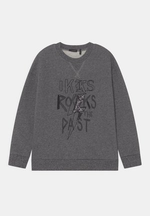 Sweat-shirt à manches longues gris foncé avec poignets et ourlet côtelés, présentant un texte noir et un motif d'éclair en sequins sur le devant.