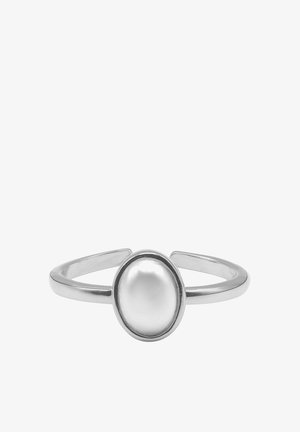 Anello aperto in argento con una perla bianca ovale liscia montata su una semplice fascia lucida.