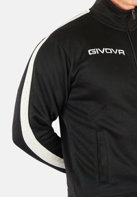 Fekete sportos zipzáros dzseki szürke oldalsávokkal, magas gallérral és elülső zsebbel. A mellkason hímzett "GIVOVA" logó található.