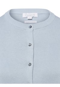 Cardigan bleu clair en coton biologique, doté d'un col rond et de cinq boutons métalliques sur le devant. Tissu en maille lisse et texturée.