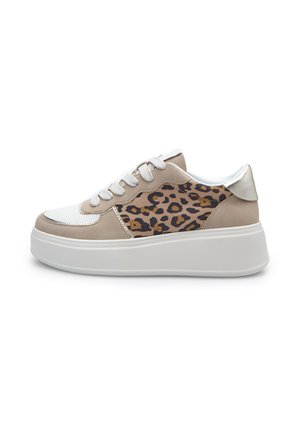 Sneaker elevato con tomaia in suede beige, pannello laterale con stampa leopardata, punta bianca, suola intermedia bianca e accentuazione argentata sul tallone.