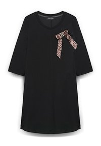 Czarna sukienka z okrągłym dekoltem i rękawami do połowy przedramienia. Posiada wstążkę w panterkę z ozdobnym akcentem po lewej stronie.