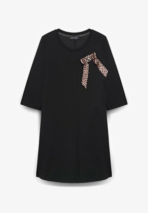 Czarna sukienka z okrągłym dekoltem i rękawami do połowy przedramienia. Posiada wstążkę w panterkę z ozdobnym akcentem po lewej stronie.