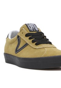 Semišové skate boty v žluté barvě s černými detaily, s kulatou špičkou, černými tkaničkami a gumovou podrážkou. Logo Off the Wall na jazyku.