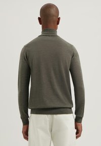 Donkergroen, middelzware gebreide trui met een hoge kraag en lange mouwen, voorzien van geribde manchetten en zoom voor een getailleerde look.