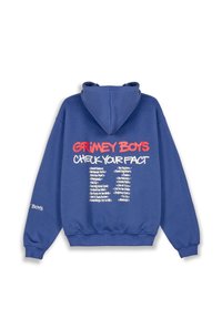 Sudadera azul de algodón con bolsillo canguro y capucha con cordón. Presenta un gran texto gráfico en blanco y rojo en la parte posterior y en la manga izquierda.