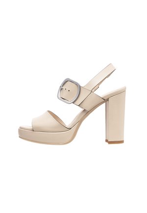 Sandale à talon haut beige avec une épaisse plateforme, bout ouvert et détail de boucle sur la lanière. Texture en cuir lisse et design de talon épais.