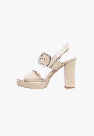 Sandale à talon haut beige avec une épaisse plateforme, bout ouvert et détail de boucle sur la lanière. Texture en cuir lisse et design de talon épais.