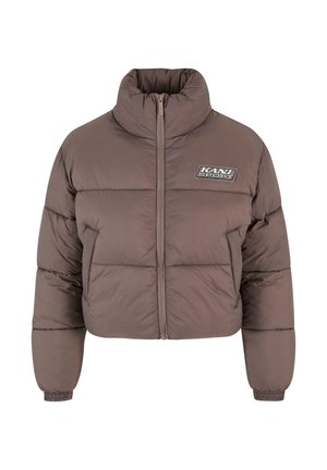 Chaqueta acolchada recortada marrón con cuello alto, cierre de cremallera y puños elásticos. Presenta un parche con el logo en la parte delantera. Textura suave.
