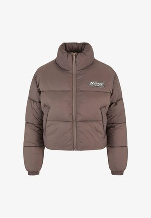 Braune kurze Puffjacke mit hohem Kragen, Reißverschluss und elastischen Bündchen. Mit einem Logopatch auf der Vorderseite. Glatte Textur.