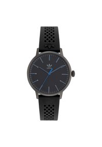 Montre analogique noire avec une finition mate, index des heures bleus et bracelet en caoutchouc noir perforé ; présente un logo Adidas sur le bracelet.