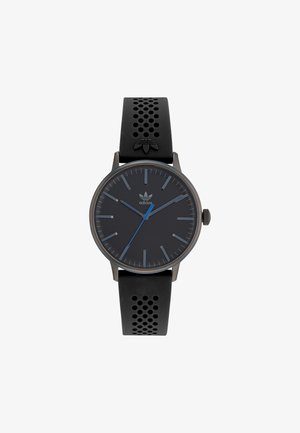 Orologio analogico nero con finitura opaca, indicatori delle ore blu e cinturino in gomma nera perforata; presenta un logo Adidas sul cinturino.
